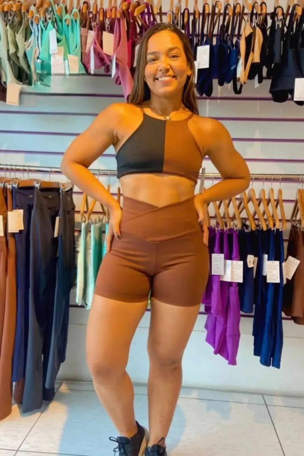 severa-fitness-short-cós-v-frente-marrom